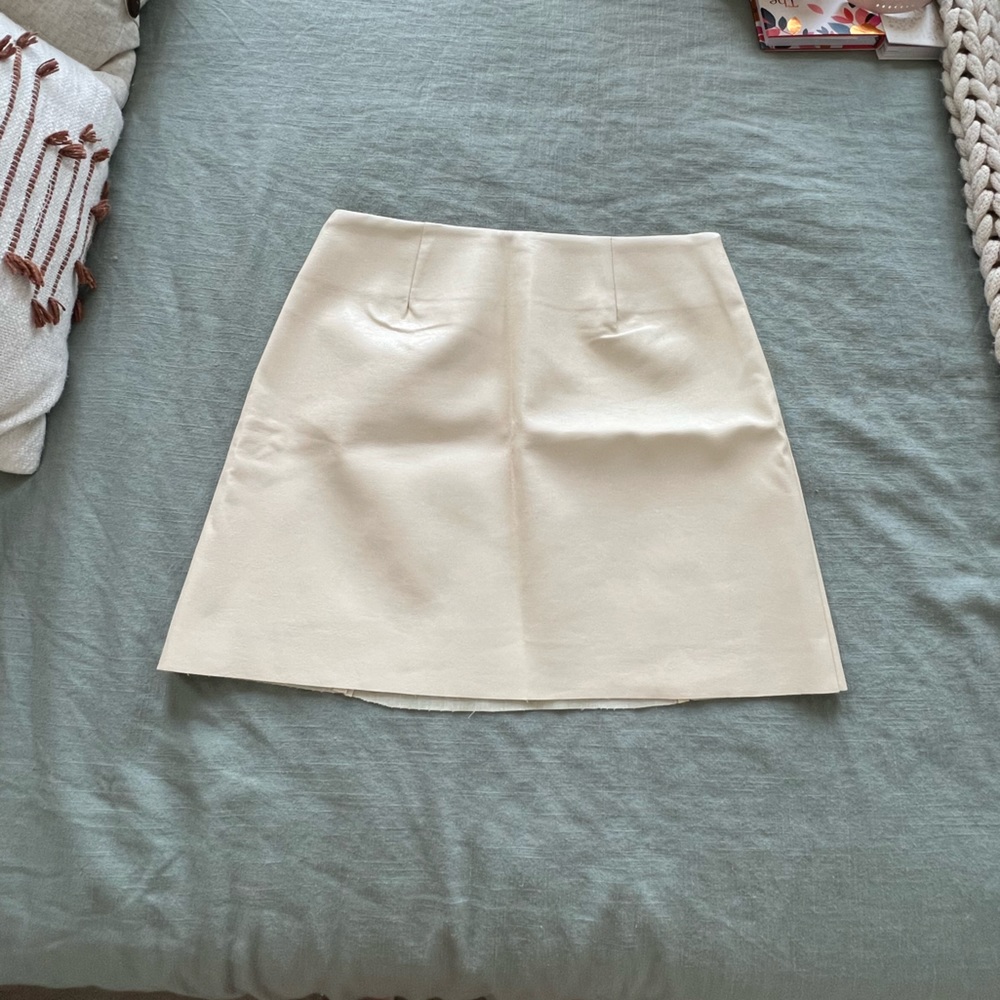 White/Cream Faux leather Mini Skirt - M